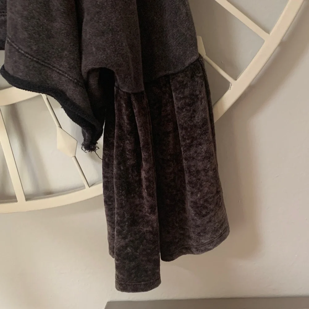 Free People Glorious Sleeve Charcoal Velvet Cropped shirt with bell sleeves - Picture 7 of 9